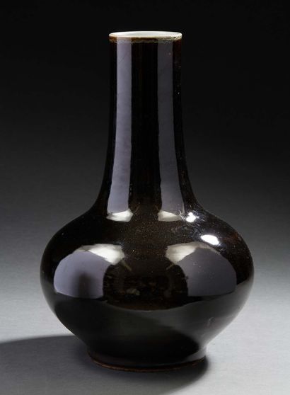 CHINE, XXe siècle Vase pansu à long col en porcelaine monochrome noire miroir.
H....