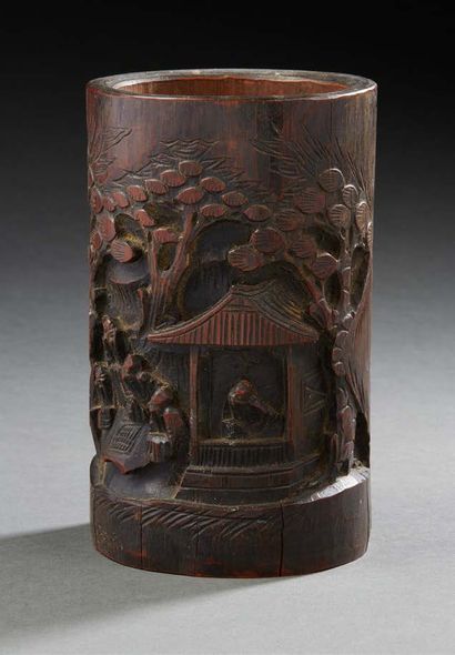 CHINE, XIXe siècle Porte pinceaux en bambou à décor sculpté d'un pagodon sous un...