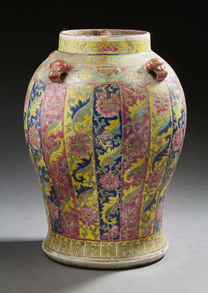 CHINE, XIXe siècle Large vase balustre aux émaux de la famille rose. Décoré à la...
