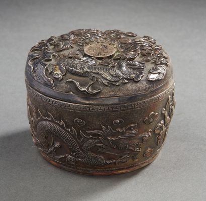 VIETNAM, début XXe siècle Boîte couverte en argent à décor finement ciselé de dragons...