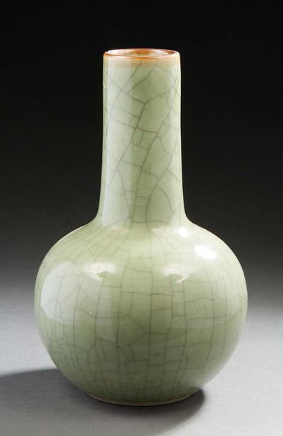 CHINE, XXe siècle Vase en porcelaine céladon craquelée.
H. : 34 cm
(accidenté)