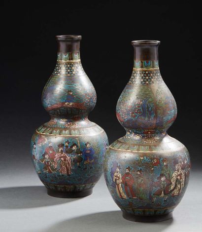 JAPON, vers 1920 Paire de vases double gourde en bronze et émaux champlevés à décor...