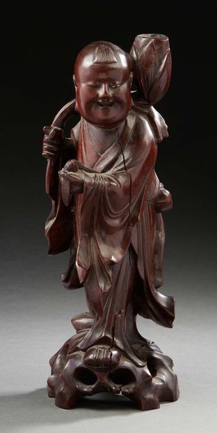 CHINE, vers 1900 Sculpture en bois représentant « un hoho » tenant une fleur de lotus...