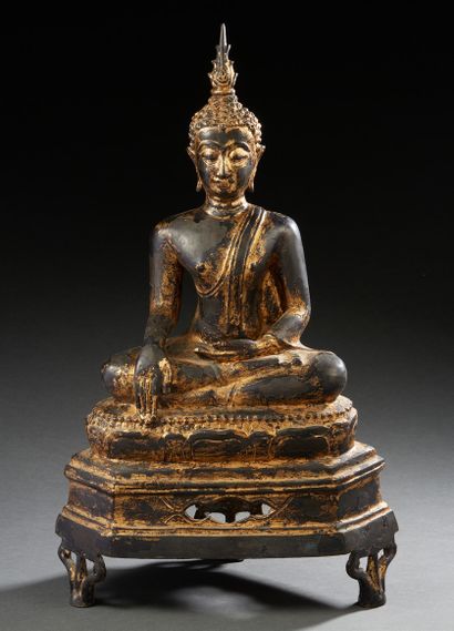 THAÏLANDE, XXe siècle Bouddha en bronze et patine doré assis sur un lotus faisant...
