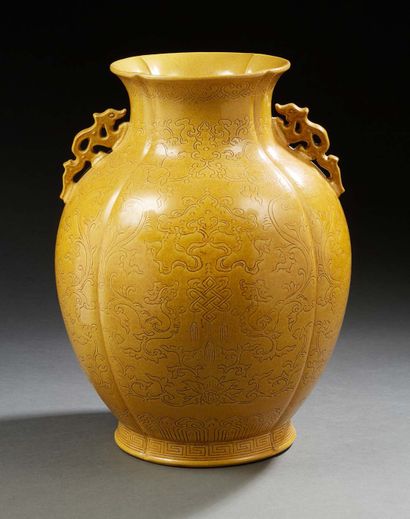 CHINE, XXe siècle Vase quadrilobé en porcelaine et glaçure monochrome jaune, à décor...