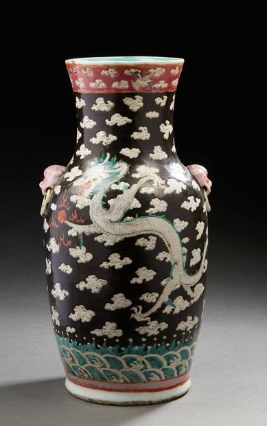 CHINE, XXe siècle Vase balustre en porcelaine et émaux de style famille verte à décor...