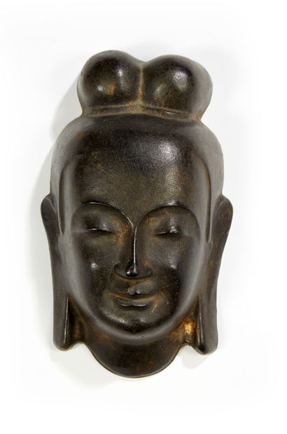 JAPON, XXe siècle Masque de divinité bouddhique en bronze de patine brune et rehauts...