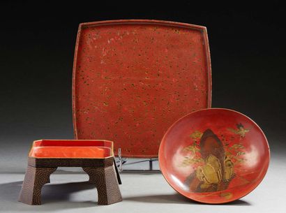 JAPON vers 1900 Ensemble en laque rouge et décor à l'or comprenant une petite coupe,...