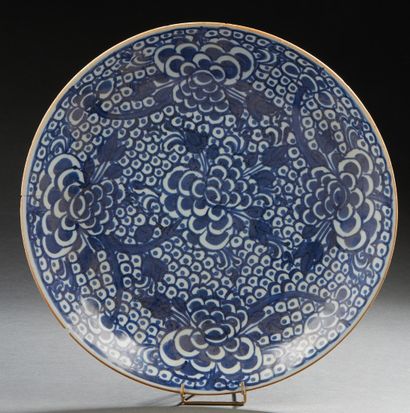CHINE, XIXe siècle Plat een porcelaine bleu blanc à décor en bleu sous couverte de...