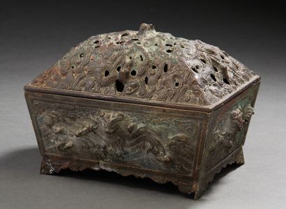 CHINE, XIXe siècle Brûle parfum couvert en bronze à décor ajouré de motifs archaïsants.
D....