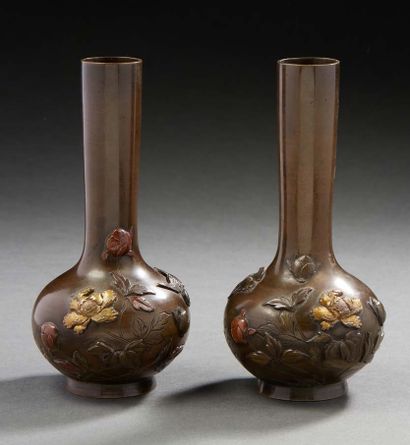 JAPON, Période Meiji Paire de vases bouteille à long col en métal à décor en sentoku...