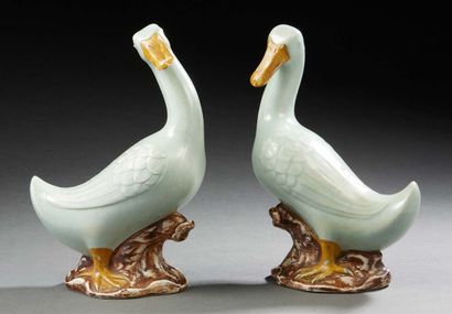 CHINE, XIXe - XXe siècle Deux sujets en porcelaine figurant des canards.
H. : 16...