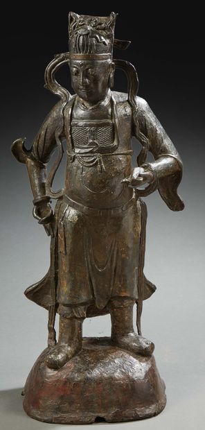 CHINE, XVIIe-XVIIIe siècle Grande statue en bronze de patine brune représentant
Lokapala...