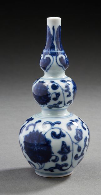 CHINE, Période Qing Vase triple gourde en porcelaine bleu et blanc à décor de rinceaux...
