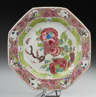 CHINE, XVIIIe siècle Assiette de forme octogonale à décor floral en émaux de la famille...