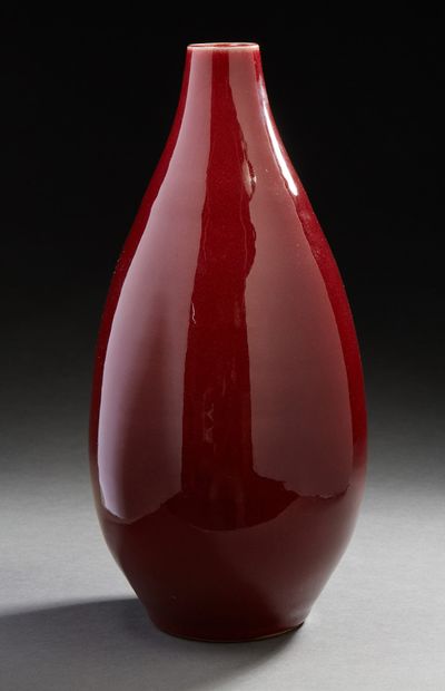 CHINE, Fin XIXe siècle Vase en porcelaine à glaçure sang-de-boeuf, de forme ovoïde,...