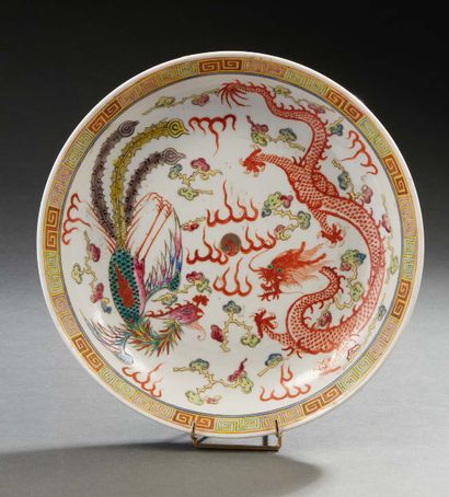 CHINE, Fin XIXe siècle Plat en porcelaine à décor d'un dragon et d'un phénix affrontés....