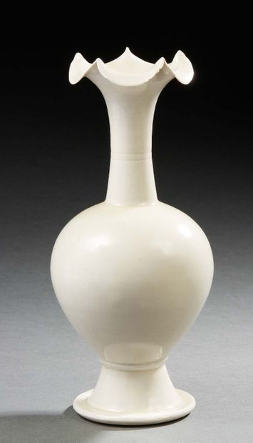 CHINE, XVIIIe siècle Vase en porcelaine à glaçure monochrome blanche, à long col...