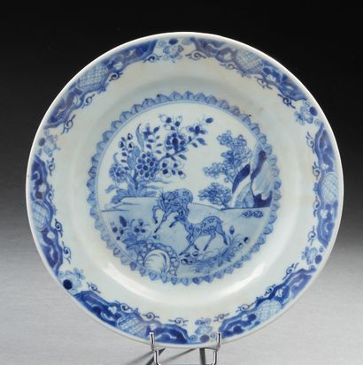 CHINE, XIXe siècle Assiette en porcelaine bleublanc à décor de daims.
D. : 23 cm