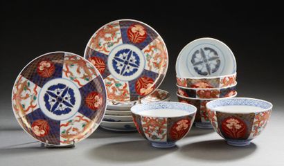 JAPON, Période Meiji Ensemble comprenant six bols et six coupes en porcelaine imari...