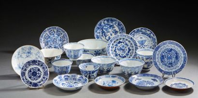 CHINE, XVIIIe siècle - XIXe siècle Ensemble comprenant vingt porcelaines bleu blanc...
