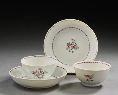 CHINE, XVIIIe siècle Deux sorbets et leurs soucoupes en porcelaine décoré en émaux...