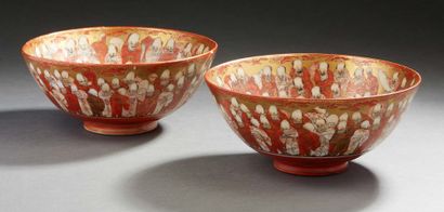 JAPON, Kutani XIXe siècle Deux bols en porcelaine à décor émaillé rouge et grisaille...