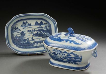 COMPAGNIE DES INDES, XVIIIe siècle Ensemble en porcelaine bleu et blanc à décor de...