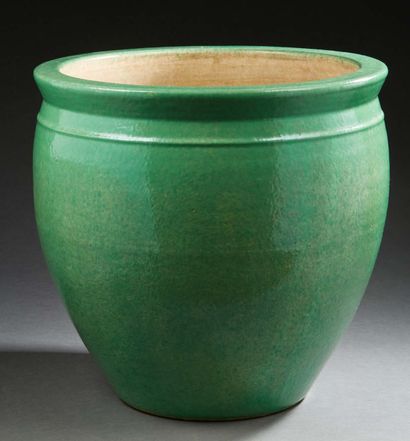 CHINE, Fin XIXe siècle Vase en porcelaine à glaçure monochrome verte.
H. : 38 cm...
