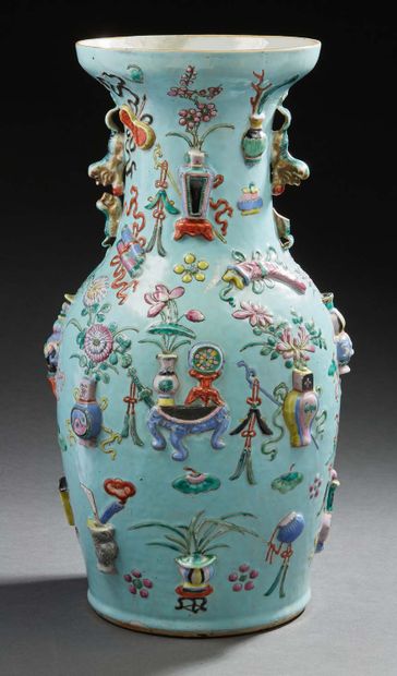 CHINE, Fin XIXe siècle, Période Guangxu Vase balustre en porcelaine et émaux de la...