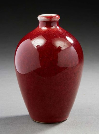 CHINE, XXe siècle Vase ovoïde en porcelaine émaillée sang de boeuf.
H. : 14 cm