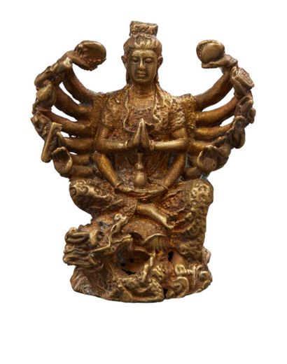 CHINE Avalokitésvara à seize bras reposant sur un rocher et tenant dans chaque main...