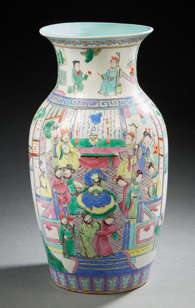 CHINE, XXe siècle Vase balustre en porcelaine émaillée polychrome à décor d'une scène...