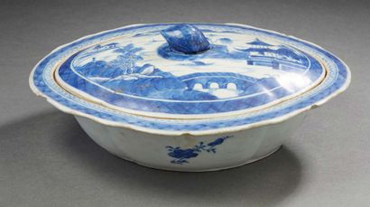 COMPAGNIE DES INDES, XVIIIe siècle Ensemble en porcelaine bleu et blanc à décor de...