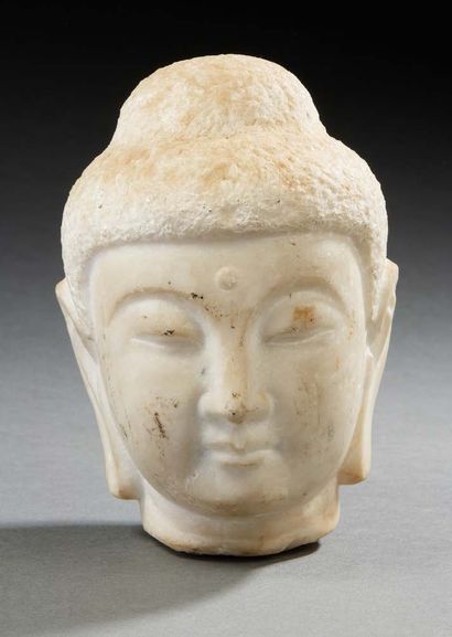 CHINE, XXe siècle Tête de divinité en pierre.
H. : 16 cm