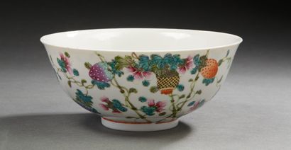 CHINE, XIXe siècle Grand bol en porcelaine polychrome à décor d'arbres fruitiers.
Marque...