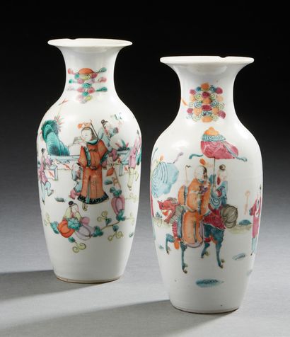 CHINE, Fin XIXe siècle Paire de petits vases en porcelaine à décor émaillé de style...