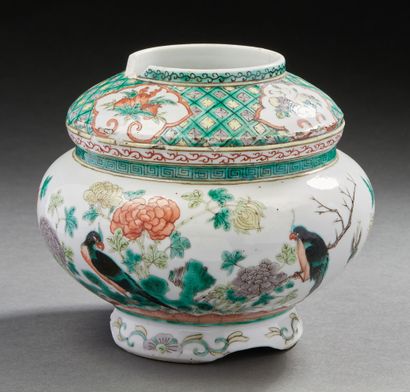 CHINE, XIXe siècle Potiche en porcelaine de la famille verte, à décor de pivoines...