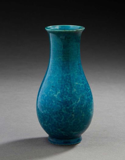 CHINE, XIXe siècle Vase balustre en porcelaine émaillée monochrome turquoise.
H....