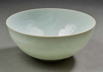 CHINE fin XIXe siècle Bol en porcelaine émaillée céladon bleu à décor en transparence...