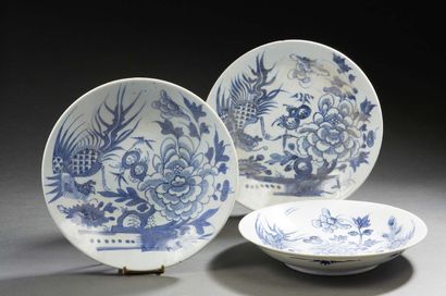 CHINE, XIXe - début XXe siècle Trois plats en porcelaine bleu-blanc à décor d'oiseaux...