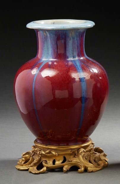 CHINE, Epoque Qianlong, XVIIIe siècle Deux vases formant pendants, à panse godronnée...