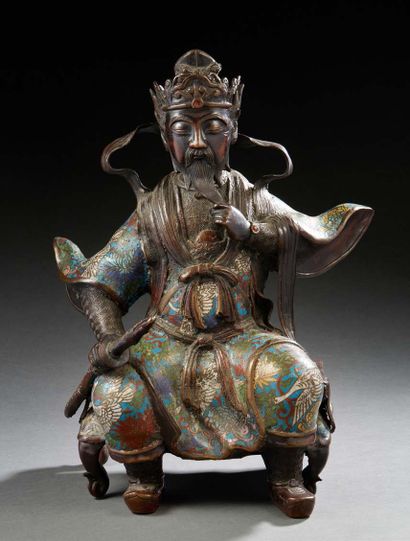 JAPON, vers 1920 Guerrier assis en majesté en bronze et émaux champlevés.
H. : 25...