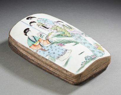 CHINE, Début XXe siècle Plaque en porcelaine provenant d'un vase, à décor polychrome...