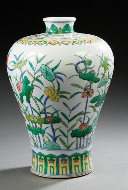 CHINE, XXe siècle Vase meiping en porcelaine et émaux de style doucai à décor de...
