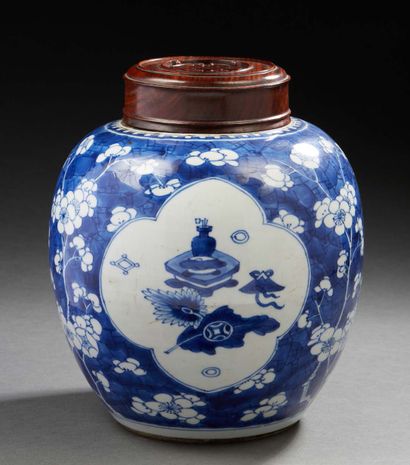 CHINE, XIXe siècle Pot à gingembre en porcelaine à décor en bleu sous couverte dans...