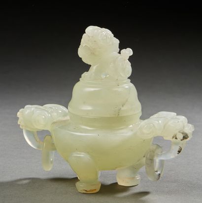 CHINE Petit vase tripode couvert en serpentine.
H. 10 cm