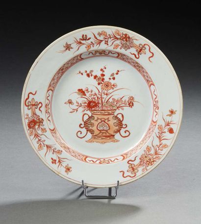 CHINE, XVIIIe siècle Assiette en porcelaineà décor émaillé corail de corbeille de...