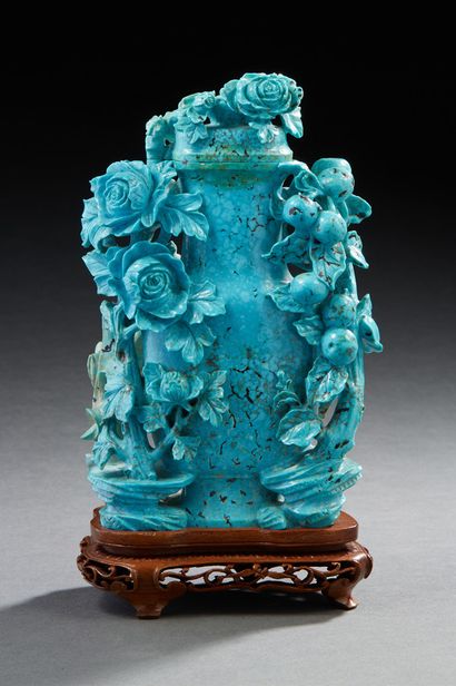 CHINE Vase couvert en turquoise teintée sculpté de fleurs en haut relief.
Petits...