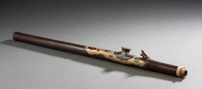 CHINE, XIXe siècle Pipe à opium à plaquette niellée.
L. : 56,5 cm
(manques)